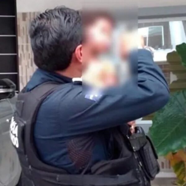 Cancún: Policías "rescatan" a bebé del interior de un vehículo