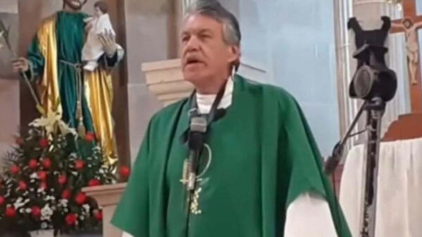 Sacerdote insulta a mujer con sobrepeso en plena misa