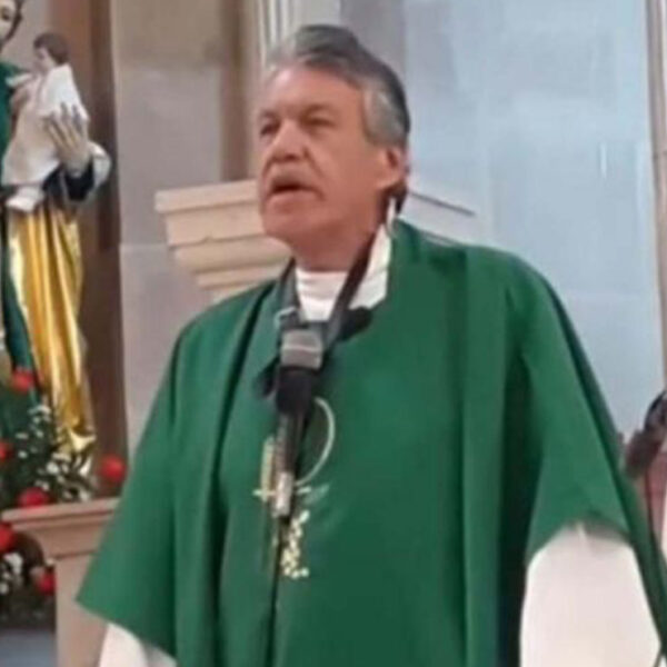 Sacerdote insulta a mujer con sobrepeso en plena misa
