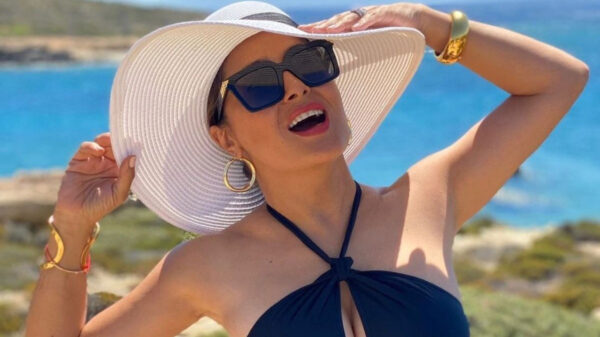 Salma Hayek celebra sus 55 años en espectacular traje de baño