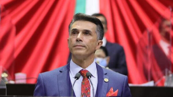 Sergio Mayer no tiene miedo a los temas legales y seguirá apoyando a Ginny Hoffman