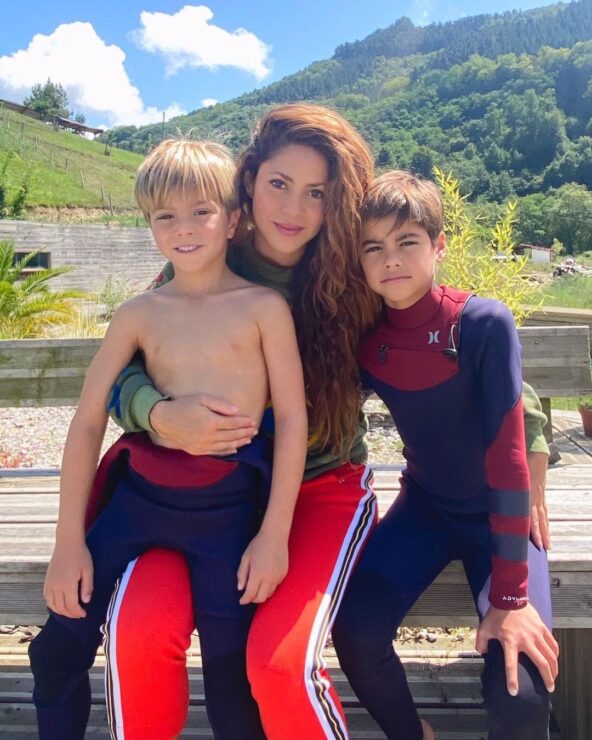Shakira muestra su divertida forma de cocinar hot cakes con sus hijos