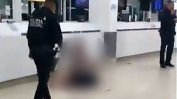 Por decepción amorosa, hombre se deguella frente a policías