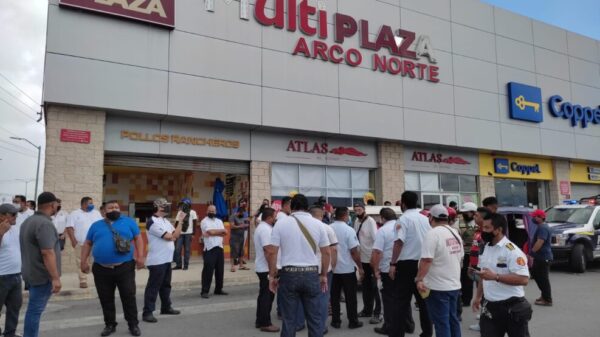 Taxistas de Cancún e Isla Mujeres disputan el pasaje a mototaxistas