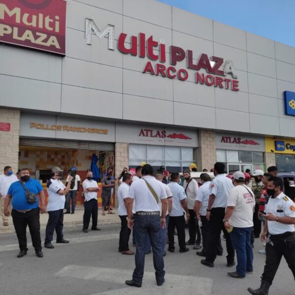 Taxistas de Cancún e Isla Mujeres disputan el pasaje a mototaxistas