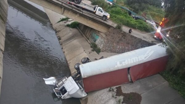 ¡Se salvó de milagros! Cae con todo y tráiler en canal de aguas negras