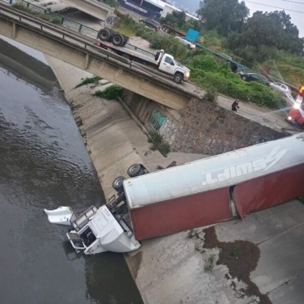 ¡Se salvó de milagros! Cae con todo y tráiler en canal de aguas negras