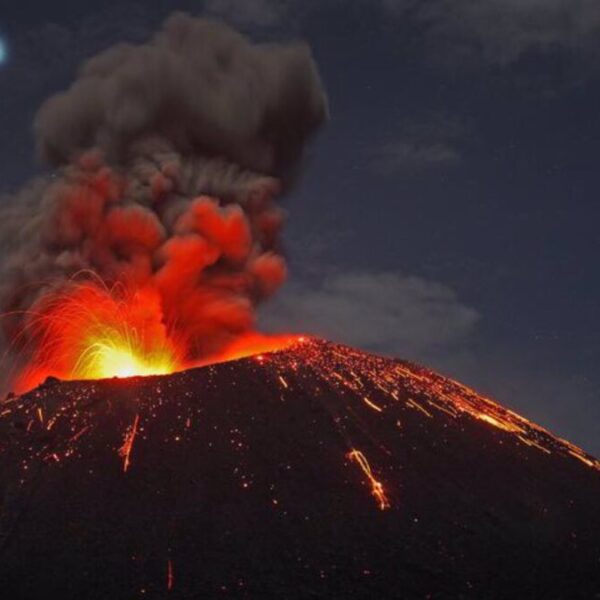 Avanza lava del volcán Cumbre Vieja en Canarias; miles huyen. Imagen facilitada generosamente por Tnevni Odunem @TOdunem