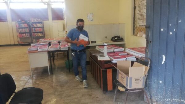 Entregan libros de textos gratuitos en secundaria de Kantunilkín.