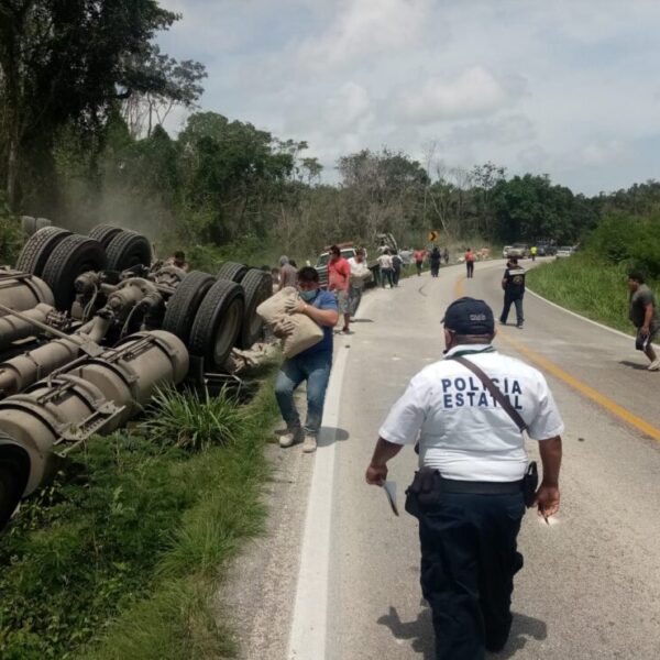 Rapiñan bultos de cemento en las ‘curvas del diablo’ en JMM (VIDEO).