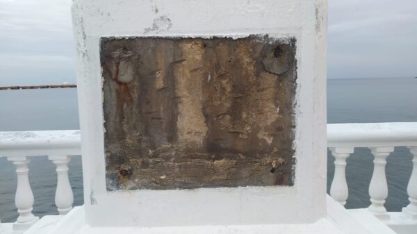 Roban la placa de bronce al monumento Rafael E. Melgar en Cozumel.