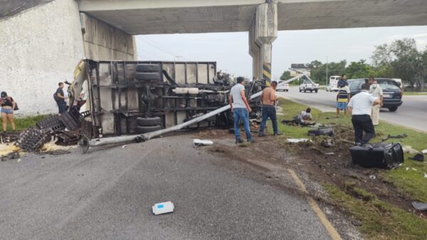Cancún: Aparatoso choque bajo el puente rumbo al aeropuerto (VIDEO).