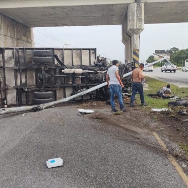 Cancún: Aparatoso choque bajo el puente rumbo al aeropuerto (VIDEO).