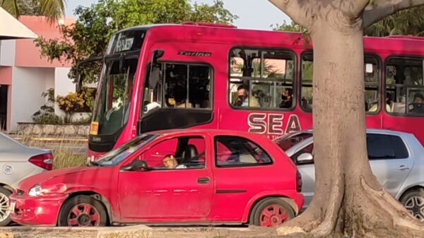 Cancún: Muere una mujer al bordo de su vehículo en la avenida Kabah.