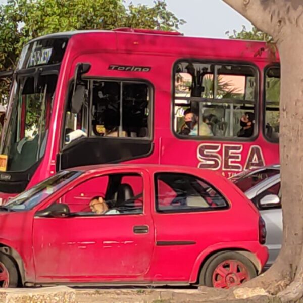Cancún: Muere una mujer al bordo de su vehículo en la avenida Kabah.