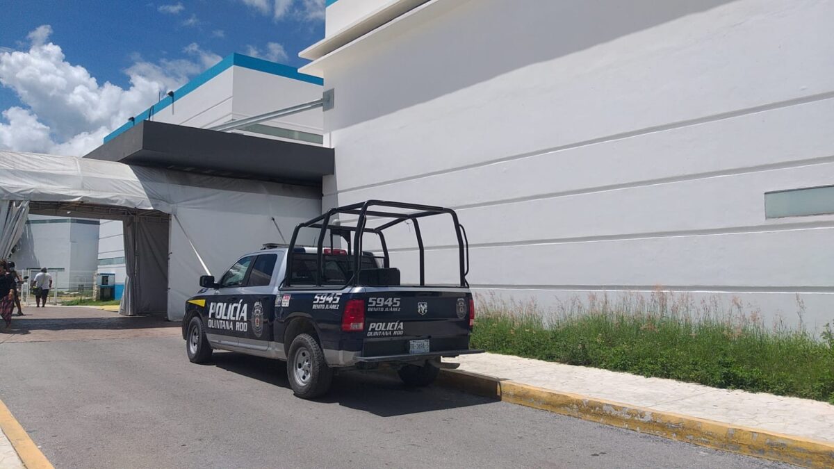 Cancún: Fallida ejecución contra presunto narcomenudista en la Región 229; fue llevada al Hospital General, por una lesión en la región lumbar.