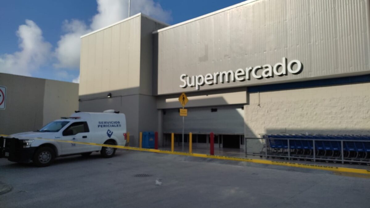 Cancún: Asesinan a guardia de seguridad en el Walmart de la Sm 21; delincuente que intentó asaltar la tienda logró desarmarlo de su escopeta.