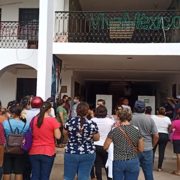 Empleados municipales de JMM protestan por la falta de pago.