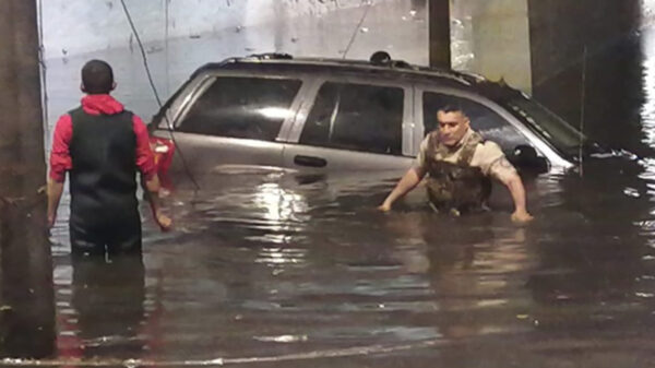 Hombre muere ahogado en su auto por lluvias en Jalisco