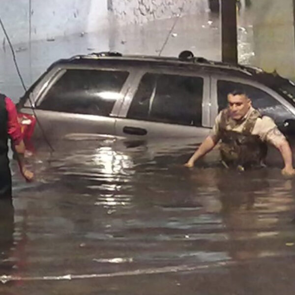 Hombre muere ahogado en su auto por lluvias en Jalisco