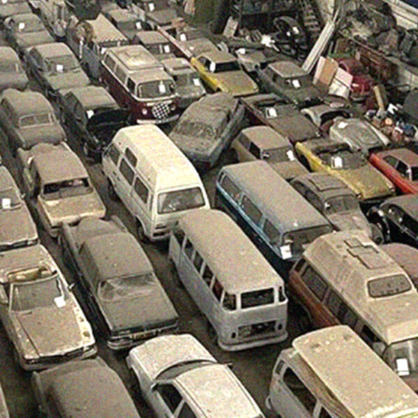 Descubren abandonada fantástica colección de casi 200 autos clásicos