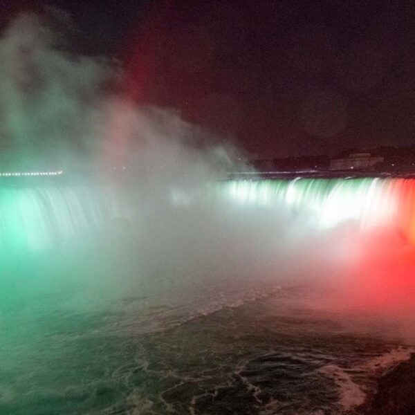 Iluminan las Cataratas del Niágara con los colores patrios