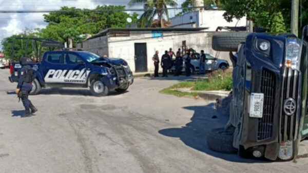 Chocan patrulla y camioneta particular en Playa Del Carmen