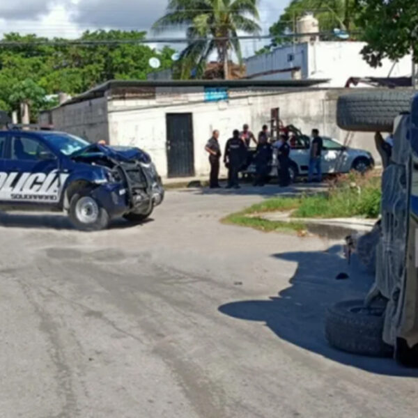 Chocan patrulla y camioneta particular en Playa Del Carmen