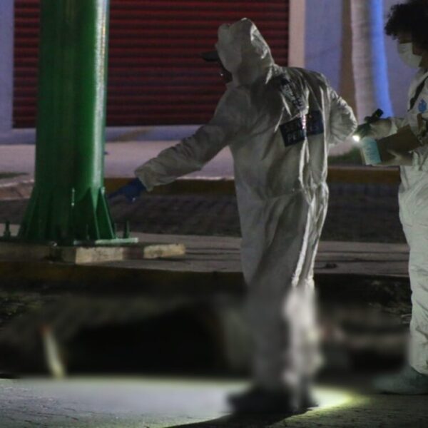 Cancún: Ejecutan a taxista afuera de un bar en la avenida Kabah.