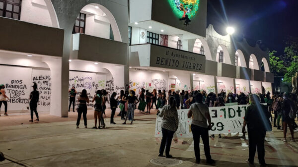 Feministas vandalizan Palacio municipal de Cancún 