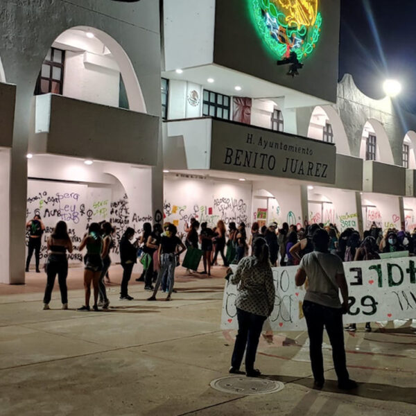 Feministas vandalizan Palacio municipal de Cancún 