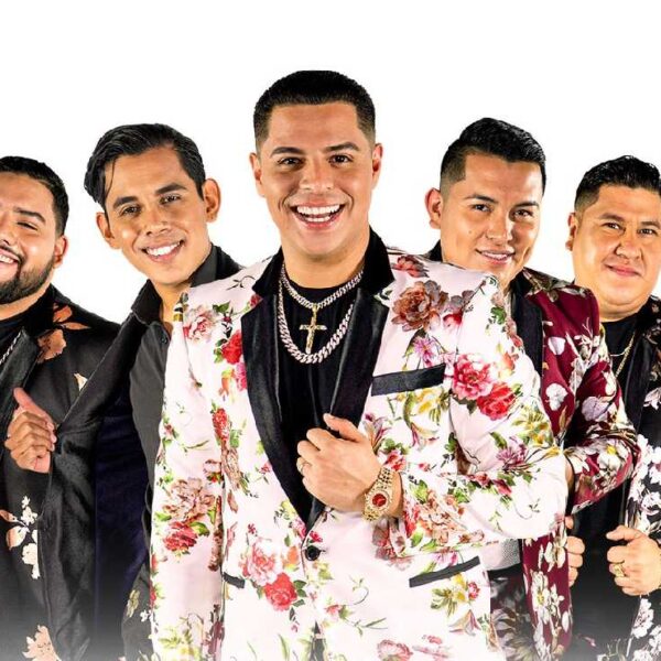 Eduin Caz presume un mejor premio que el Billboard para Grupo Firme