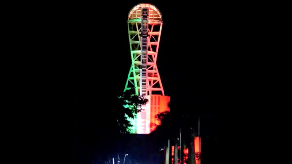 Video: Megaescultura de Chetumal luce iluminación tricolor