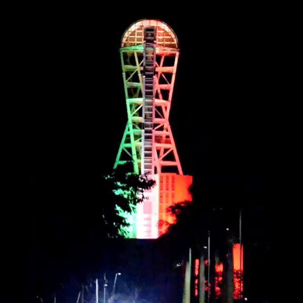 Video: Megaescultura de Chetumal luce iluminación tricolor