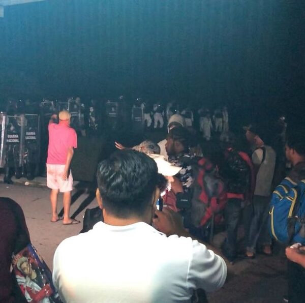 Migrantes se enfrentan a Guardia Nacional en Chiapas.