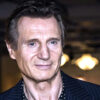 Liam Neeson se sumerge en lago bajo cero para rescatar a su hermano