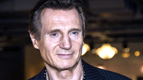 Liam Neeson se sumerge en lago bajo cero para rescatar a su hermano