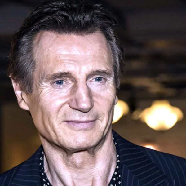 Liam Neeson se sumerge en lago bajo cero para rescatar a su hermano