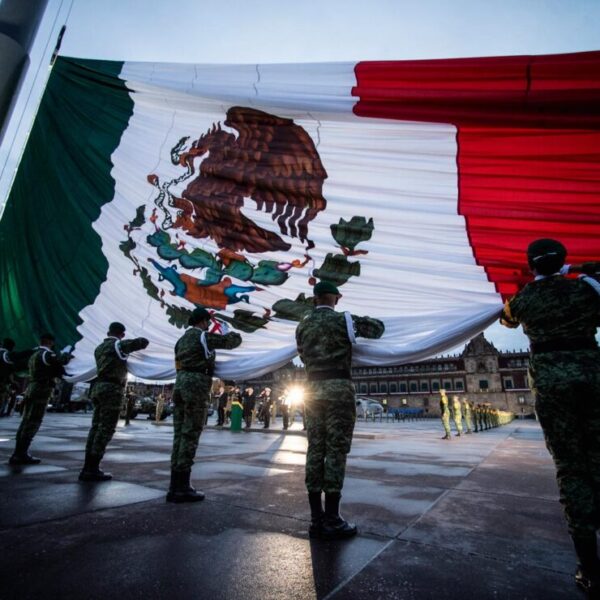 Presidente iza bandera en honor a las víctimas de los sismos de 1985 y 2017.
