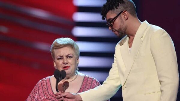 Paquita la del Barrio insulta a Bad Bunny mientras él solo intenta ayudarla en Los Billboard