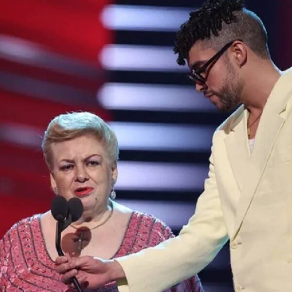 Paquita la del Barrio insulta a Bad Bunny mientras él solo intenta ayudarla en Los Billboard