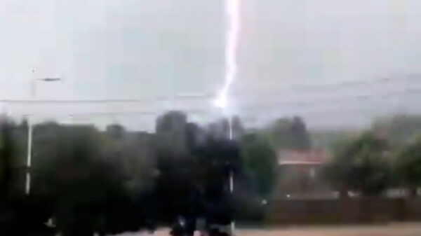 Video: Impacta rayo once veces en el mismo lugar