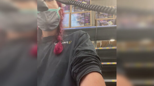 Video: Empleada de Walmart renuncia a través del sonido local y se viraliza