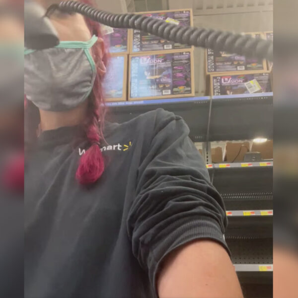 Video: Empleada de Walmart renuncia a través del sonido local y se viraliza