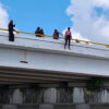 Salvan policías a mujer de saltar en puente de Chetumal