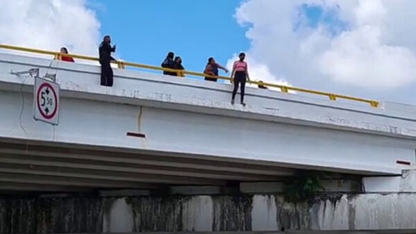 Salvan policías a mujer de saltar en puente de Chetumal