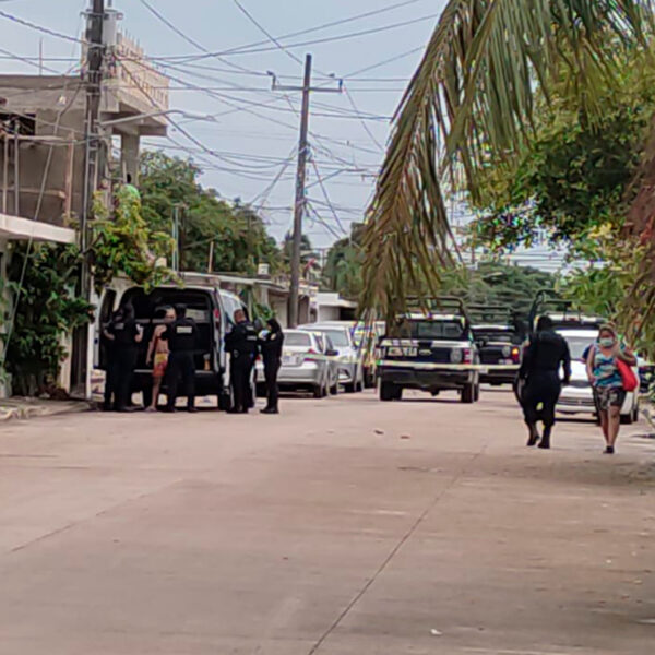 Cancún: Balean taxi en la super manzana 228