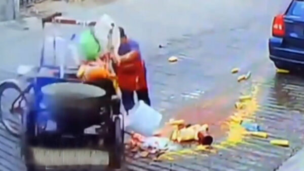 Vendedor de elotes sufre accidente, no creerás lo que le hicieron sus vecinos