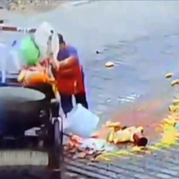 Vendedor de elotes sufre accidente, no creerás lo que le hicieron sus vecinos