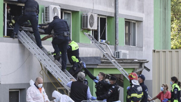 Por incendio en hospital de Rumania fallecen siete pacientes de Covid-19